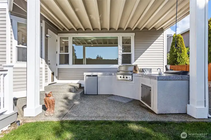 Covered outdoor barbecuestation