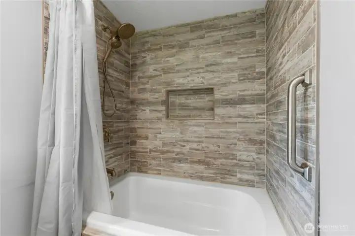 Main House Primary En-Suite