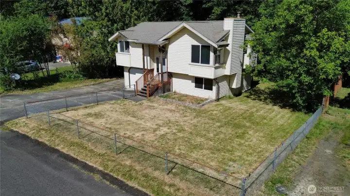 Fully fenced front yard!