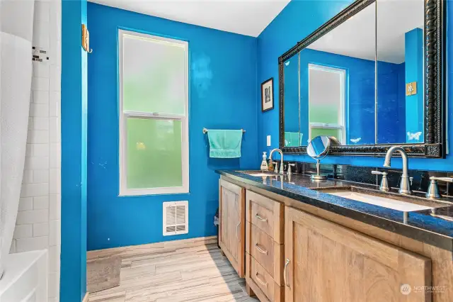 this is a fabulous full bathroom off the kitchen.