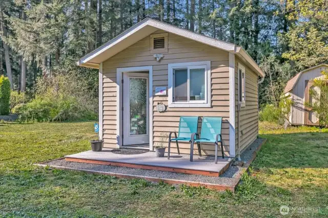Adorable quilting cabin