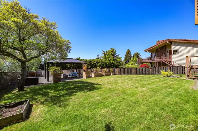 Flat yard space perfect for a play set, or a pool?!!!