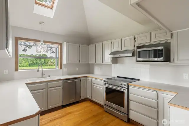 Light and bright kitchen....