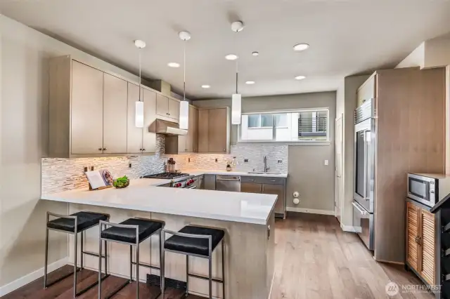 Kitchen w/ eating space