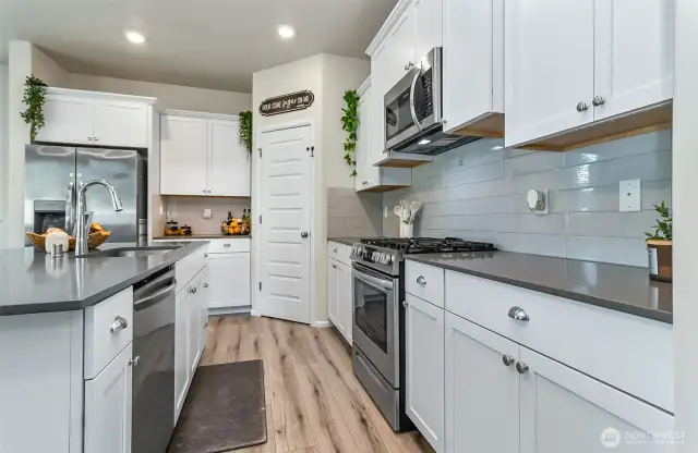 great working flow - Stainless Steel appliances - walk in pantry too