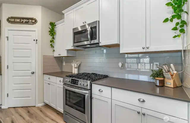 Love the clean look and lines of the modern kitchen
