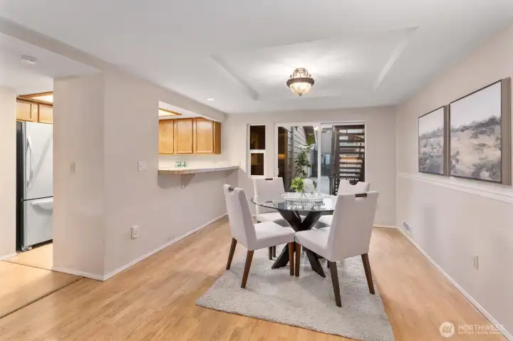 Dining area/flex room.