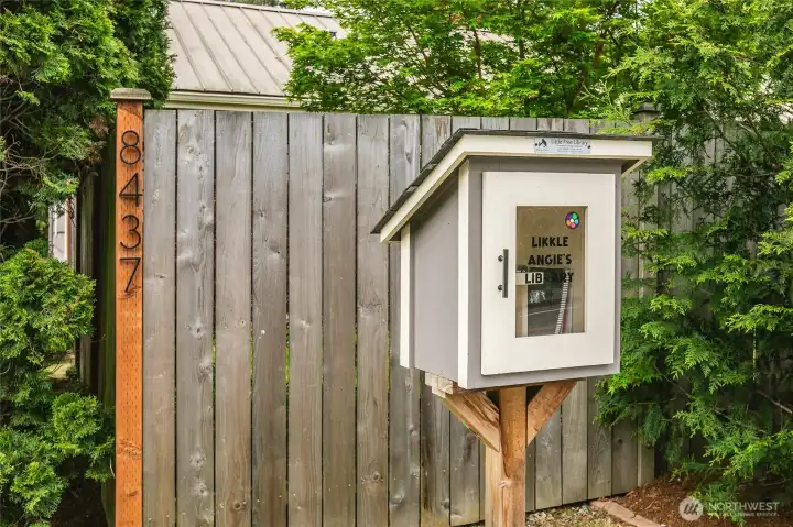 Better view of the little free library!