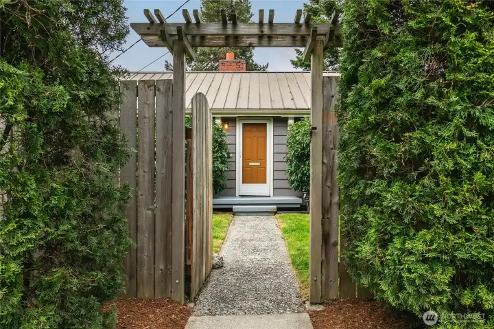 Better view of the front gate... The yard is fully fenced.  Best gate system I have seen!
