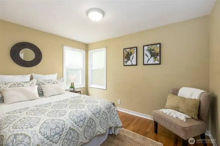 The other nice size bedroom....