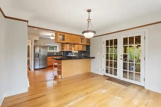 dining room to kitchen