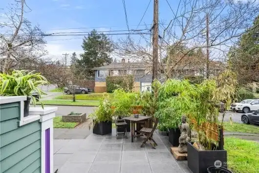 Sitting garden in front