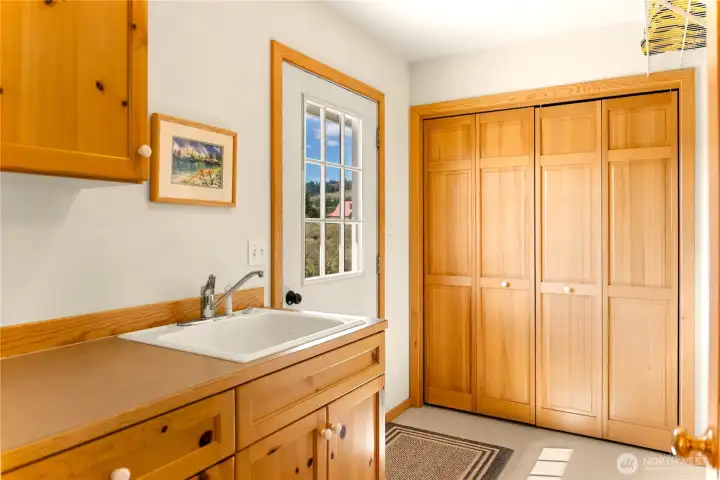 Mud room with a utility sink. Brilliant!