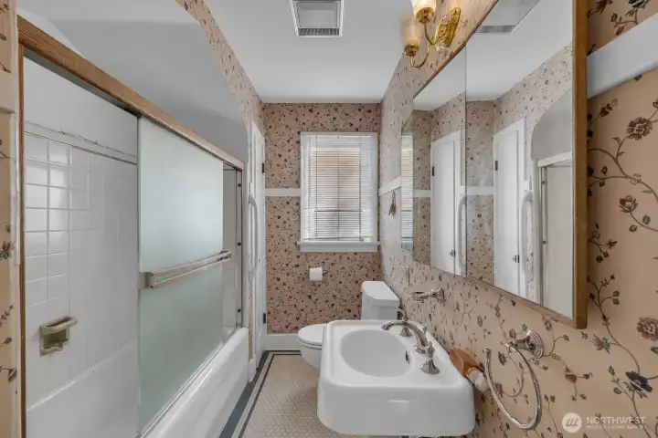 434 Borough Rd - Main Floor Bath 434 Borough Rd - Main Floor Bath