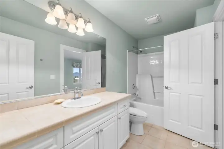 Ensuite bath to 3rd bedroom.