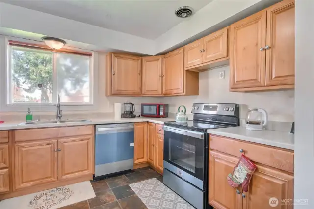 Kitchen - all appliances stay