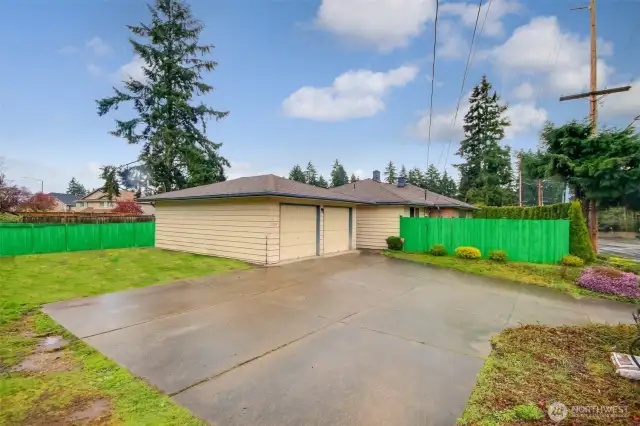 Oversized 2 car garage and more parking spaces