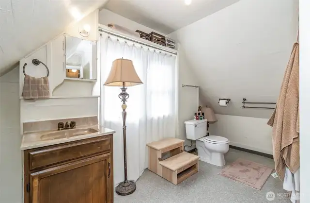 #5 Bright bathroom