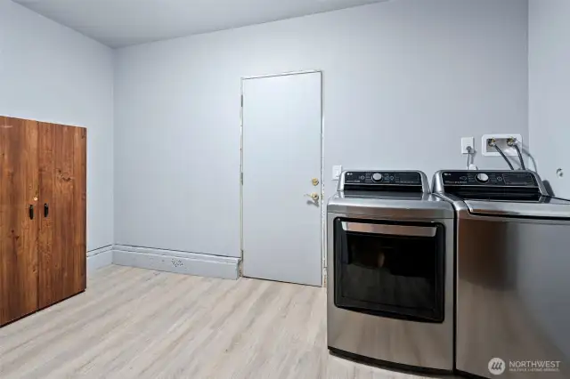 Well sized Laundry Room between the Bonus Room and backyard.