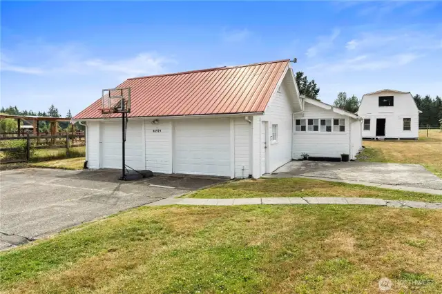 ~1,496 sqft Shop~