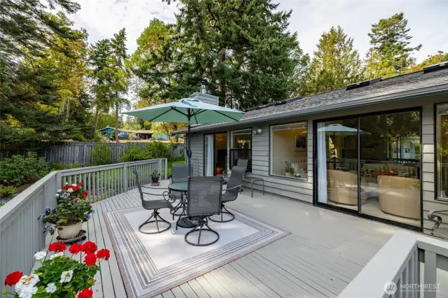Large deck off the living room