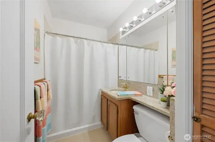 Upstairs Full Bathroom