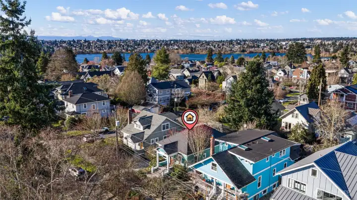 This home is walkable to Green Lake, Tangletown restaurants and Roosevelt Light rail and is in an exceptionally quiet location.