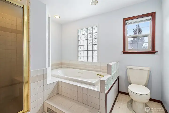 Jetted Main Bedroom Bathroom Tub