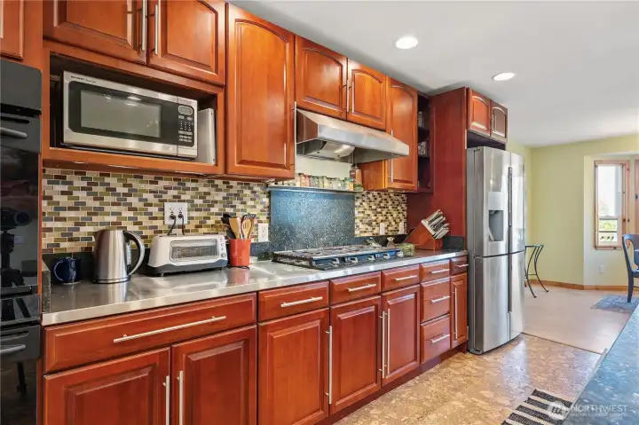 Laundry is behind kitchen wall