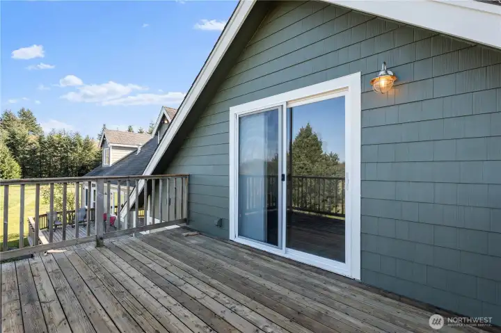Upper deck to the bonus room/4th bedroom.