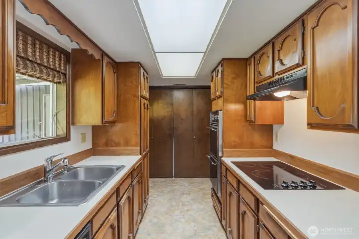 Kitchen with double ovens and newer cooktop. Kitchen with double ovens and newer cooktop.