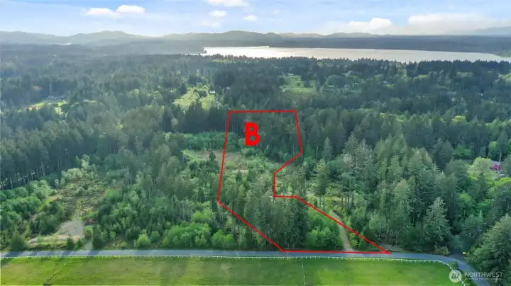 5.0 ACRES - Lot B of a small 5 lot subdivision with 137+/- ft of Sanderson Harbor Waterway.