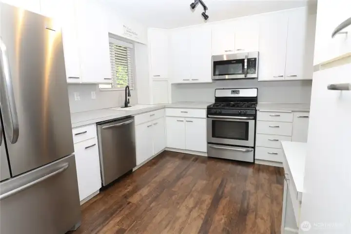 Beautiful stainless steel appliances all stay with the home Beautiful stainless steel appliances all stay with the home