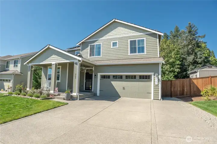 Beautiful 3 bedroom, 2.5 bath home with spacious 2,260' sq. ft. Home has Solar Panels on the roof and makes the Power bill almost extinct! Exterior Just painted, brand new appliances in the kitchen, come look before it's gone!