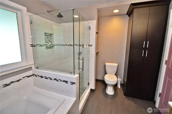 Main Bathtub and Shower