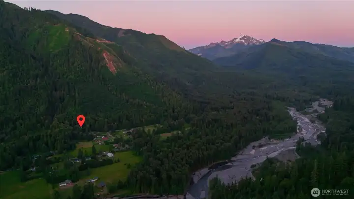 Enjoy a spectacular setting near the river corridor, where mountain views, wildlife, and recreation are all part of daily life. Enjoy a spectacular setting near the river corridor, where mountain views, wildlife, and recreation are all part of daily life.