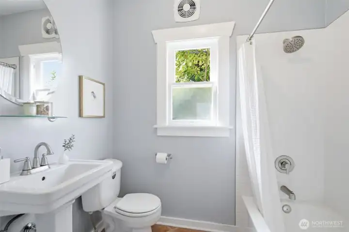 Main floor full bathroom