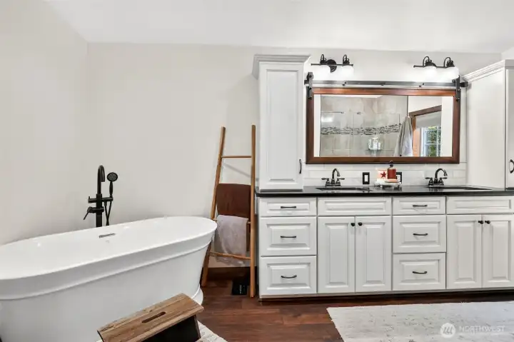 Look at that soaking tub! Look at that soaking tub!