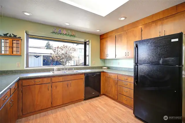 Central Kitchen w/ Bay Windows~