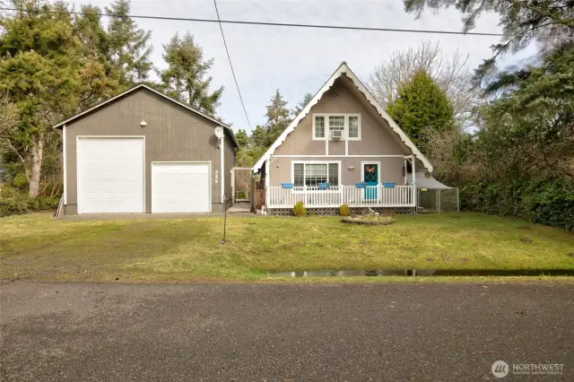 Adorable beach cabin waiting for you!