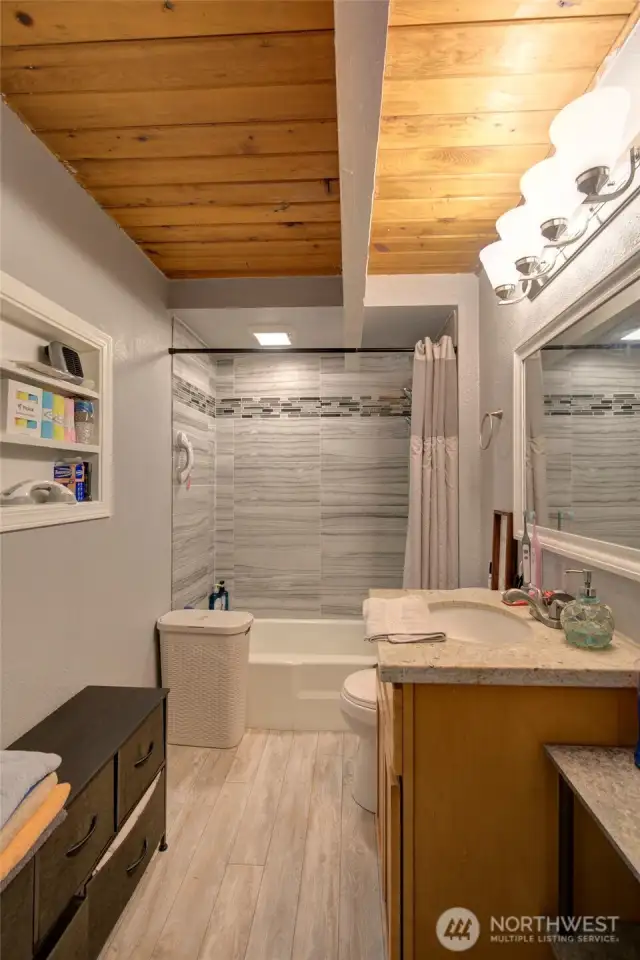 Full bath (down stairs)