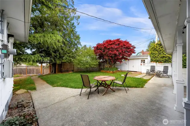 Gorgeous sitting area off of kitchen/dining area