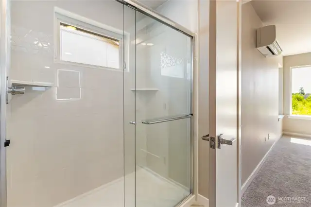 Tub/shower in primary ensuite