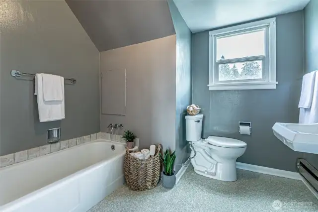 Upstairs Full Bathroom