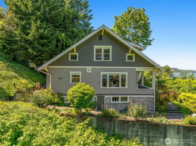 The home's profile of the south side.