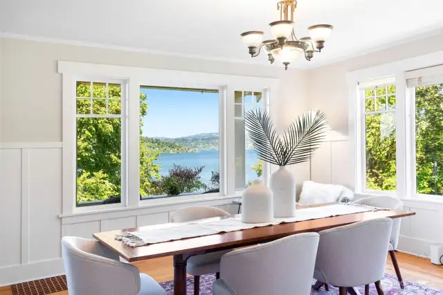 The dining room is an ideal place to enjoy a good meal, better company and exceptional views.