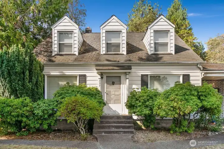 1440 sq ft home in the heart of Bremerton waiting for it's highest and best use. Zoned R-10 with many opportunities for multi unit development.