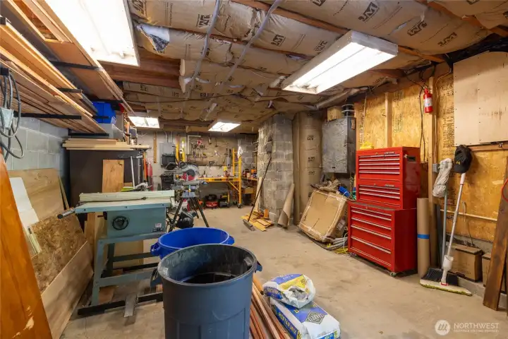 Enclosed/attached 1 car garage or shop