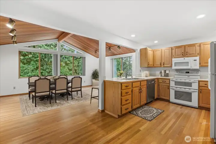 Large Kitchen w/Bar Top