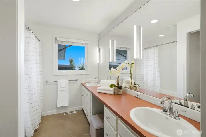 The full bath on the upper level.